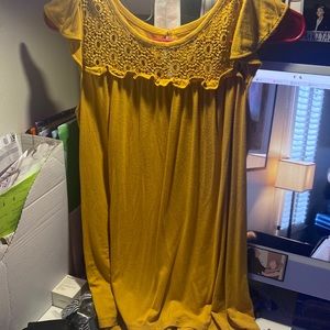 A Young girls yellow shirt